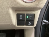Hondaセンシング用の、VSA(ABS+TCS+横滑り抑制)解除と路外逸脱抑制機能のオンオフスイッチなどはハンドルの右側に装備しています。