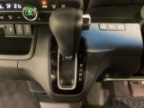 CVT車のセレクトレバーです。低速から高速まで、変速ショックのないスムーズな走りを実現するとともに、エンジン効率のよい領域を維持することで燃費にも貢献します。