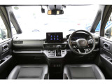 座った瞬間に、運転しやすいと感じられる見晴らしのよさ。運転時の目印になるよう、ボンネットが見える範囲にもこだわり、車両感覚がつかみやすいデザイン。