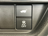 自動でリアゲートを開閉できる電動リアゲート、車がカーブの外側へ膨らんだり内側へ巻き込んだりする挙動を防止し安定した走行をサポートする横滑り防止装置付きです!