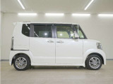 リアには左右スライドドアを採用。狭い駐車場でも開閉しやすく、強風の日でもドアが煽られにくくなっております。小さなお子さまやご年配の方も安心して乗り降りできます。