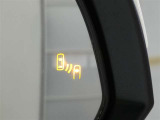 ブラインドスポットモニター装備。隣車線を走る車両を検知。ドアミラーでは確認しにくい後方、側方エリアに存在する車両や急接近してくる車両も検知しドアミラーに搭載されたLEDインジケーターが点灯します。