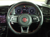 Volkswagen全車共通の上質な本革を使用した手触りのしっとりとしたステアリングです。唯一素肌が触れるハンドルは上位モデルと同じ握り心地になっております。