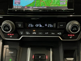 オートエアコンは左右席で独立温度コントロールが可能です。運転席はキンキンに冷やして助手席はマイルドにと言った設定が可能です☆暑さ寒さでケンカすることもなくなりますね♪