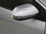 サイドターンランプ付きドアミラー。車両のドレスアップと右左折時の被視認性を兼ね備えたお洒落なミラーです。