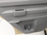 ドアのポケットにも小物やペットボトルが入ります!!