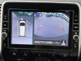 【パノラミックビューモニター】クルマを真上から見下ろした視点で駐車をサポートします。クルマの斜め後ろや真横など、いち早く障害物に気が付くことができます。