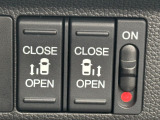 両側電動スライドドアです。リモコンや運転席スイッチ、ドアハンドルの操作で自動開閉。お子様を抱き抱えている時や荷物の多いときなどに便利です!!