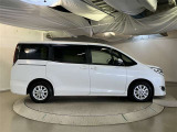 運転席側も電動スライドドアになってます。ショッピングなどでのお買い物時手がふさがっていてもドアに軽く触れるかリモコンで開閉できるので便利です!