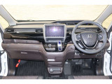 操作性に優れた運転席となります!小物入れや各ボタンの配置にこだわり、使いやすいです!座り心地もよく視認性も良好なのでロングドライブもお任せ下さい!