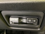 ハンドルの右下にETCがついています。高速道路の料金所の通過も楽々です!。 カードの取り出しもしやすい場所についています。