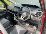 ガラスエリアが広く見晴らしのいい運転席。疲れにくいシートと相まって、安全快適に日常をサポートしてくれます。
