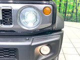 【LEDヘッドライト】悪天候や夜間走行時も良好な視界を確保し安心して運転できる高輝度LEDヘッドライトを装備!点灯速度が早く、消費電力も抑えられています。