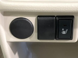【シートヒーター】寒い日に重宝するシートヒーター!エアコンより早く温まってくれるので寒がりの人も安心ですね♪エアコンの温風は乾燥するから苦手、という方にもをおすすめです。