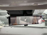 【スマートルームミラー】後方の映像を高精細モニターに映し出し、荷物や乗員で視界が遮られても安全に確認可能。夜間や雨天でもクリアな視界を確保する先進装備です。