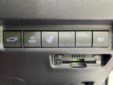 【ステアリングヒーター】冬場に冷たくなりやすい革巻きステアリングを、スイッチ一つで素早く適温に!エアコンよりも早く温まってくれるので、寒い日の運転も快適になりますね♪