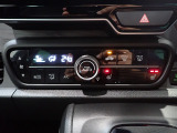 運転席からも手が届きやすく、操作しやすい空調コントロールパネル。オートエアコンなので操作の煩わしさが無くオールシーズン快適にドライブできます。快適空間で運転に集中できますね。