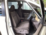 フロント広々、セパレートシートの運転席は、ハイトアジャスターが付いているので、快適にドライブができます。ハンドルはテレスコピック機能で、ハンドル位置を上・下・手前・奥に調節できます。