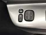 電動格納式ドアミラー付き。駐車場へ停めた時に、ボタン一つで左右のドアミラーをたたむ事ができます。