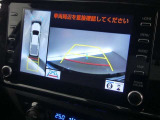 【全周囲モニター】車を上空から見下ろしたような映像をカーナビ画面に映し出し、車庫入れや縦列駐車をサポートしてくれます。