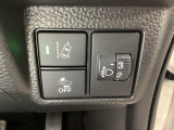 ハンドルの右側にはヘットライトリベライザーとHondaセンシング用のメインスイッチがついています。ヘッドライトリベライザーは道路状況や積荷の加重に応じてライトの高さを調節できます。