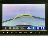 【バックカメラ】運転が苦手な方も車庫入れラクラクです!ギアをリバースに入れれば自動的に切り換わりますので、面倒な操作は不要です♪狭い駐車場もお車を傷つけず安心ですね!