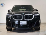 【BMWの伝統-1】BMWの特徴的な&ldquo;キドニーグリル&rdquo;は、80年以上続く伝統の形でございます。変わらないこだわりのデザインが、プレミアムブランド&ldquo;BMW&rdquo;を創り出します。