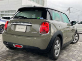 人気ボディカラーのエメラルドグレー!このお車はMINI NEXT浦和美園に展示中です!ご来場、お問い合わせをスタッフ一同お待ちしております。