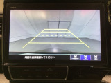 バックでの車庫入れも安心です! リアカメラが付いているバックモニター付のナビを装備しております。操作線もついており距離感も画面から確認できます。