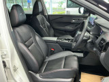 運転席まわりです。実際に座ってみて、乗り心地を体験してみてください。