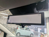後方視界をクリアな映像で表示するインテリジェント ルームミラー。後席の乗員や荷物で視界が遮られる際も安心です。