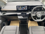 視点が高く、周りが見えやすいシート位置となっております。運転する時の眺めもいいですよ♪アームレストもあるので、長時間ドライブが楽しくなりますね!