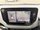 パノラミックビューモニター付きです。車両を上から見たような映像をディスプレイオーディオ画面に表示。運転席からの目視だけでは見にくい、車両周辺の状況をリアルタイムでしっかり確認できます。