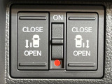 【両側パワースライドドア】スマートキーや運転席のスイッチで後席両側スライドドアの開閉が可能♪電動だから力を入れてドアを開ける必要が無く、小さなお子様でも簡単に開け閉めでき快適です♪