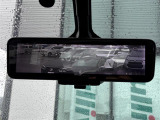 【デジタルルームミラー】車両後方カメラの映像をルームミラーに映すことが出来ます。 そのため、後席に人や荷物があって後方が見えづらい場合でもしっかり視界を確保することが出来ます。