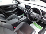 シンプルでホールド性のいいフロントシート☆長距離の運転も疲れにくいですよ。