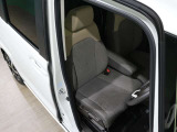 程よい硬さとホールド性が高いシートで長時間運転も快適です。