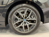 BMWの純正アロイホイールは軽量かつ強度にも優れているホイールで走行性能を引き上げる設計になっております。足元にもBMWは妥協がなくこだわっている個所になります。