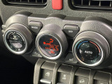 【オートエアコン】一度お好みの温度に設定すれば、車内の温度を検知し風量や温度を自動で調整。暑い&hellip;寒い&hellip;と何度もスイッチ操作をする必要はありません。快適な車内空間には必須の機能ですね♪