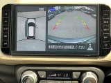 アラウンドビューモニターです。上空からお車の周りを見る感覚で表示されますので、車庫入れも安心です。