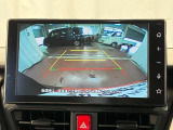 【バックカメラ】 駐車時に車両後方の様子を見ることができるので、運転の不安を軽くします。
