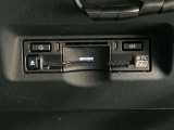 高速道路で便利な【ETC2.0】を装備しています。光ビーコン搭載で渋滞情報などナビゲーションと連動することで機能も充実いたします。他、観光施設に立ち寄るための高速料金割引サービス等もございます。
