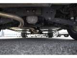 車両後方からの下回りです。マフラー防錆塗装や下回り防錆施工等も可能でございます。