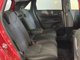 ★リア席シート★サイズ感以上に感じる後席のゆとり!ひざまわり、頭上にもしっかりとゆとりがありますので、後部座席でも快適なドライブがお楽しみいただけると思います