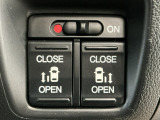 【両側パワースライドドア】両側がパワースライドドアになっており、運転席のスイッチやスマートキーでも開閉が可能です!開口部も広いので乗り降りも楽々♪