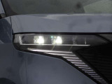【LEDヘッドライト】悪天候や夜間走行時も良好な視界を確保し安心して運転できる高輝度LEDヘッドライトを装備!点灯速度が早く、消費電力も抑えられています。