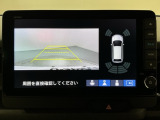リバースギアに入れるだけで後方の表示へ切り替わります。夜間や雨の日の駐車も楽になりますよ。