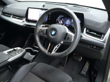 視線の先に自然と情報が集まり必要な操作へスムーズに手が届くBMWならではのコックピット。洗練されたデザインと上質な素材が調和し乗り込んだ瞬間からドライバーの走る歓びを日常に感じる空間です。