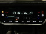 オートエアコンは左右席で独立温度コントロールが可能です。運転席はキンキンに冷やして助手席はマイルドにと言った設定が可能です☆暑さ寒さでケンカすることもなくなりますね♪