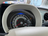 一目でわかるスピードメーター!燃費のいい運転状態のときは緑色に変化します!